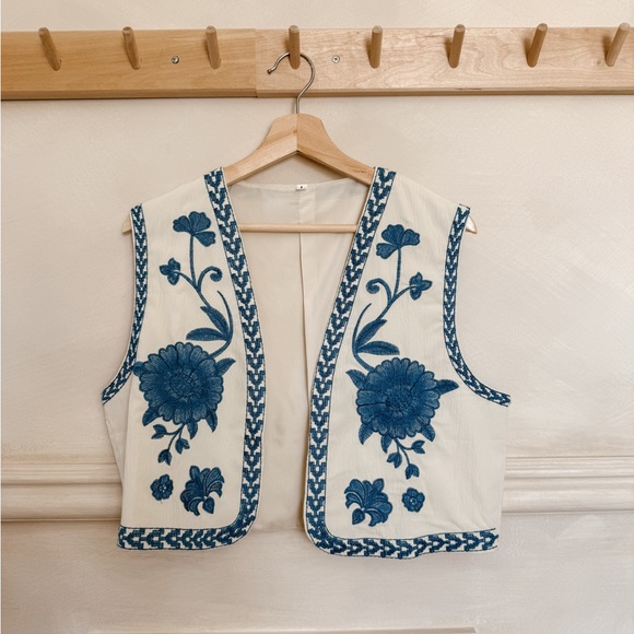 Embroidered blue & white vest - Picture 1 of 3